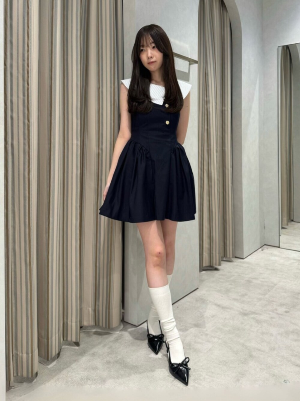 ブルー系のワンピース、ブラック系のパンプスを着用したレディースの夏コーディネートの1枚目の写真