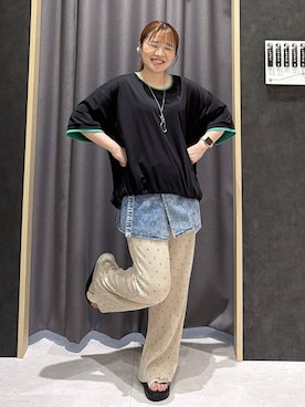 「LEPSIM（レプシィム）のプリーツイージー柄パンツ　1017585（その他パンツ、ベージュ系）」を使った、ムツミさん（レディース・156cm）の夏コーディネート