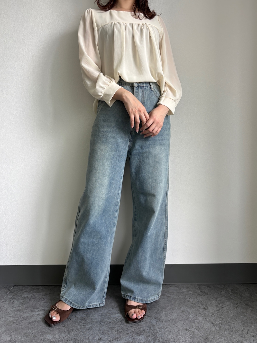 ブルー系のデニムパンツ、ホワイト系のシャツ/ブラウスを着用したレディースの夏コーディネートの1枚目の写真