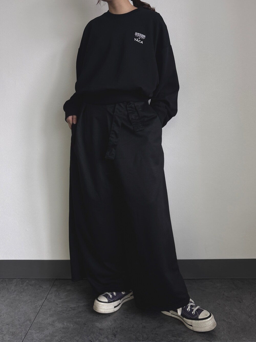 ブラック系のその他パンツを着用したレディースの夏コーディネートの1枚目の写真