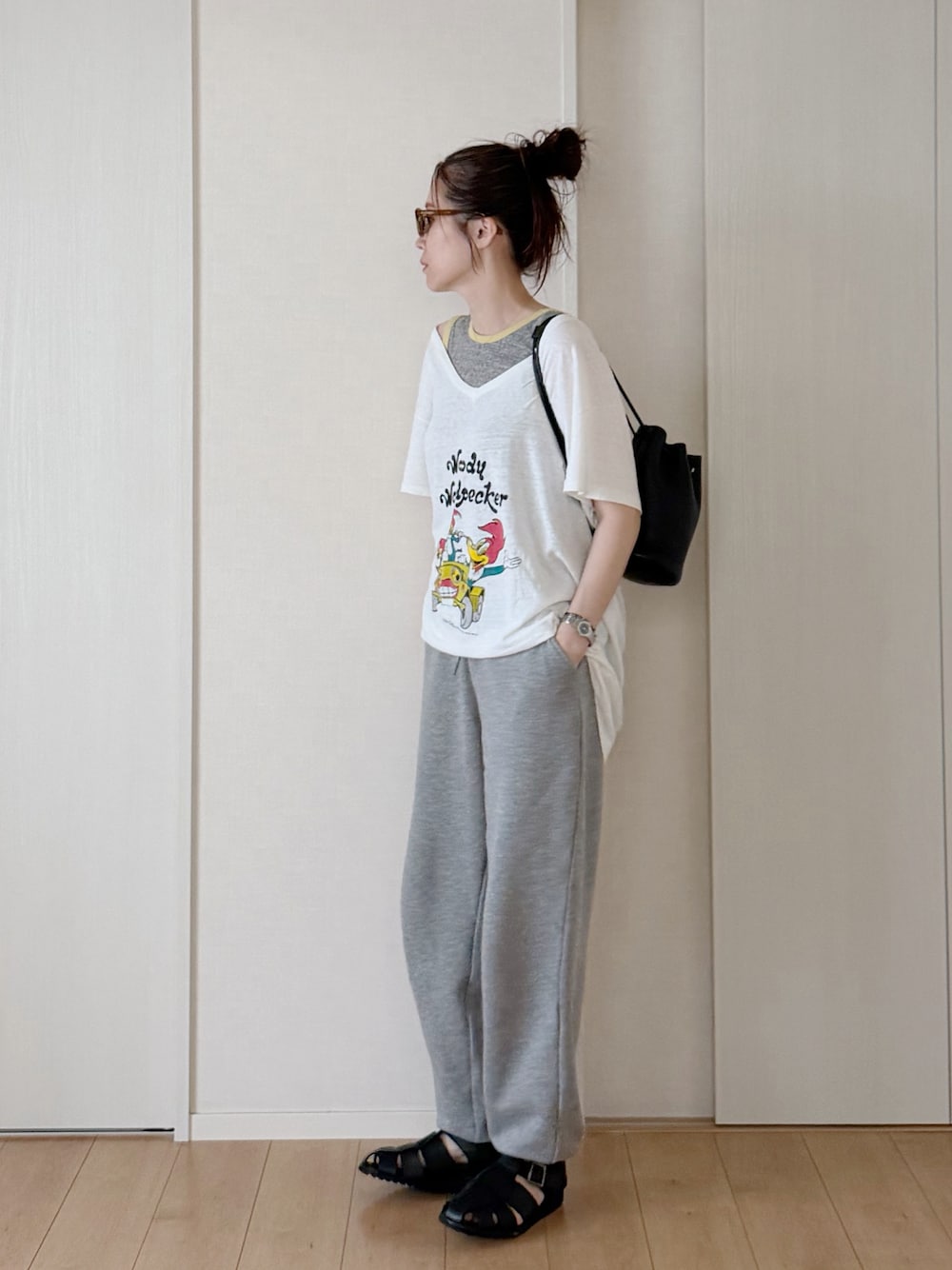 ホワイト系のTシャツ/カットソー、ピンク系のスウェットパンツ、ブラック系のサンダルを着用したレディースの夏コーディネートの1枚目の写真