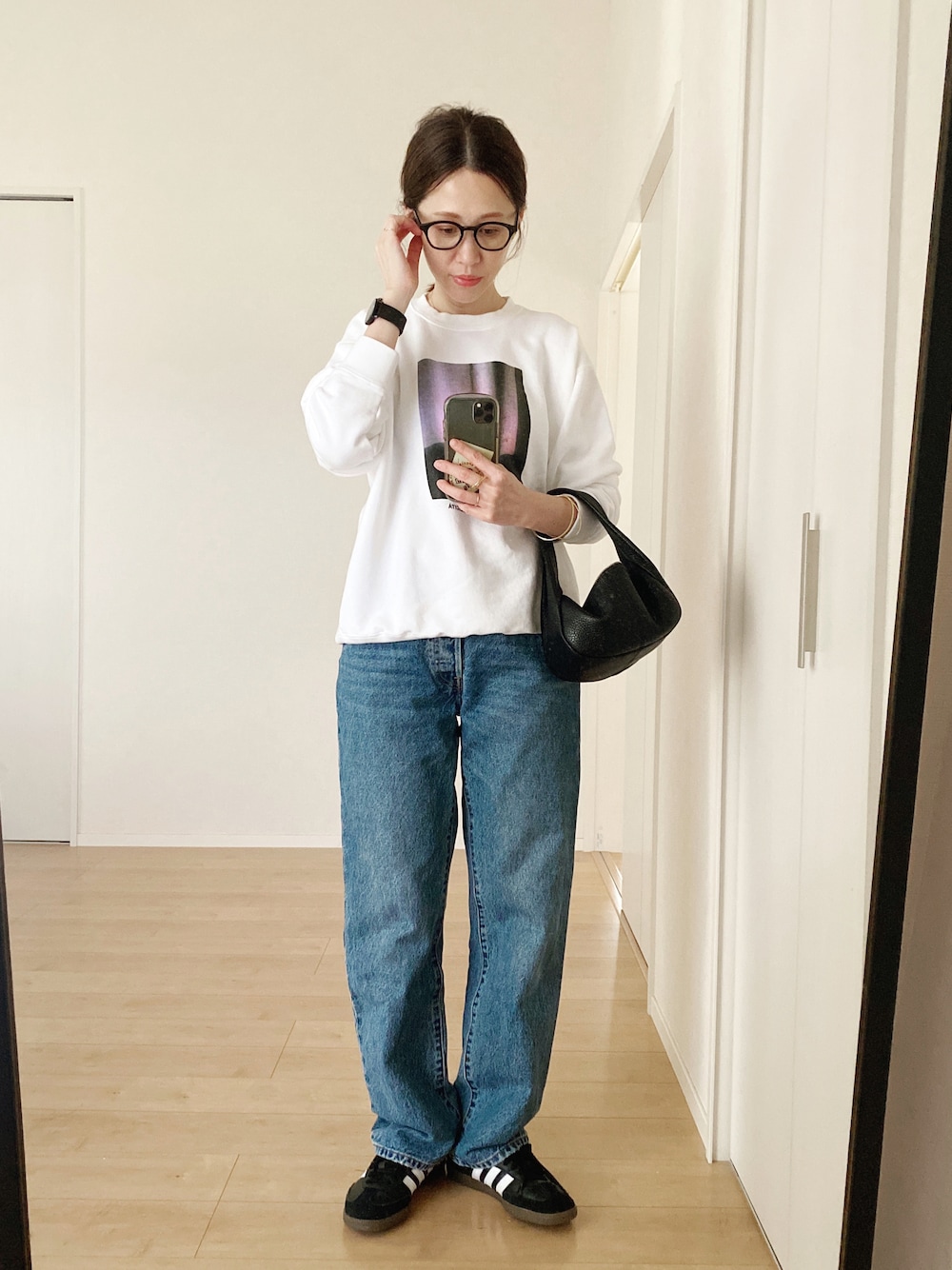 「秋コーデ、スウェット、デニムパンツ、リーバイス、Levi's、adidas、samba、オトナカジュアル、カジュアルコーデ、秋冬コーデ、スウェットコーデ、メガネ女子」｜「SLOBE IENAのWEAR VOYAGE SLOBE別注 フォトプリントスウェッ【洗濯機使用可能】（Tシャツ/カットソー、ホワイト系）」を使った、himarisoさん（レディース・164cm）の秋コーディネートの1枚目の写真