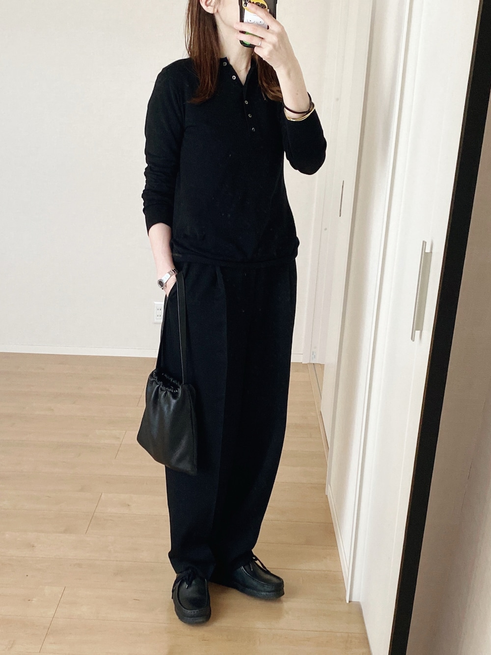 「春コーデ、オールブラック、ママコーデ、オトナカジュアル、ショルダーバッグ、ヘンリーネック、スラックス、clarks」｜「journal standard L'essageのソフトコットンプルオーバー（ニット/セーター、ブラック系）」を使った、himarisoさん（レディース・164cm）の春コーディネートの1枚目の写真