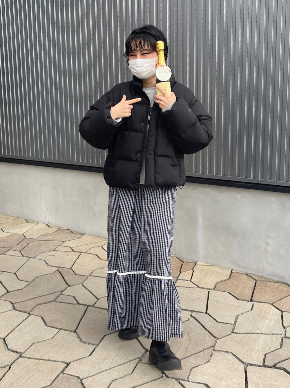 「冬のコーデ、新年一発目、あけましておめでとうございます！、お正月、厚底ブーツ、低身長コーデ、ワンピース、ダウンジャケット、誕生日コーデ、元旦」｜「GYMPHLEXの【Gymphlex】2WAYホワイトグースダウンジャケット WOMEN（ダウンジャケット/コート、ブラック系）」を使った、akariさん（レディース・153cm）の冬コーディネートの1枚目の写真
