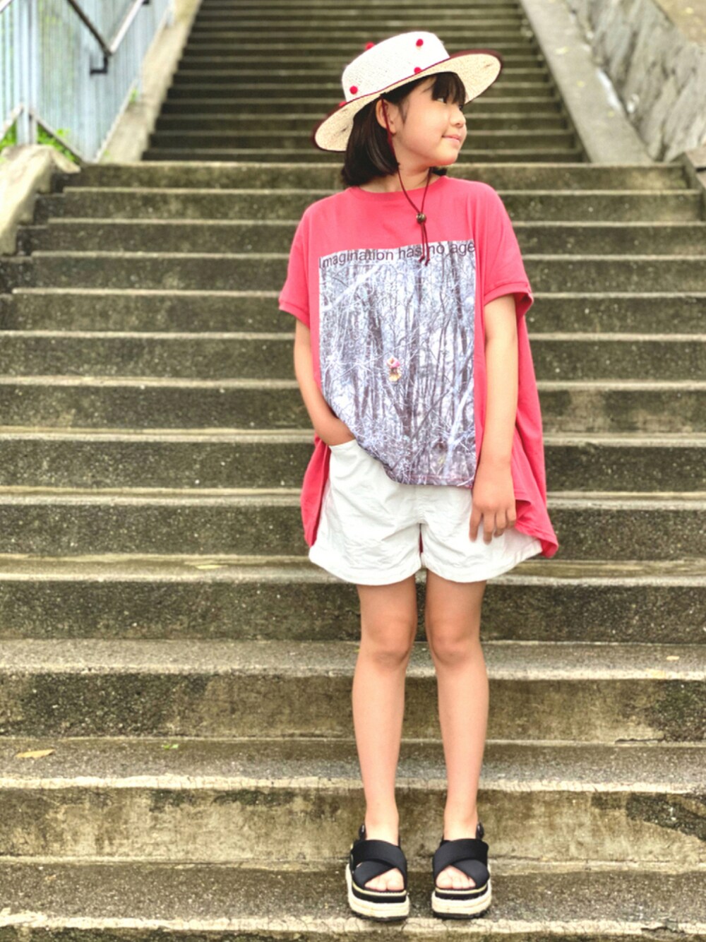 「Tシャツ、休日スタイル、シンプルコーデ、ハット、デニム、シヨートパンツ、プリントT、COOLなこのコが仲間入り、夏セールで買いました、ビッグシルエット」｜「no brandのアイテム（シューズ、ブラック系）」を使った、★COCO☆さん（キッズ・140cm）の夏コーディネートの1枚目の写真