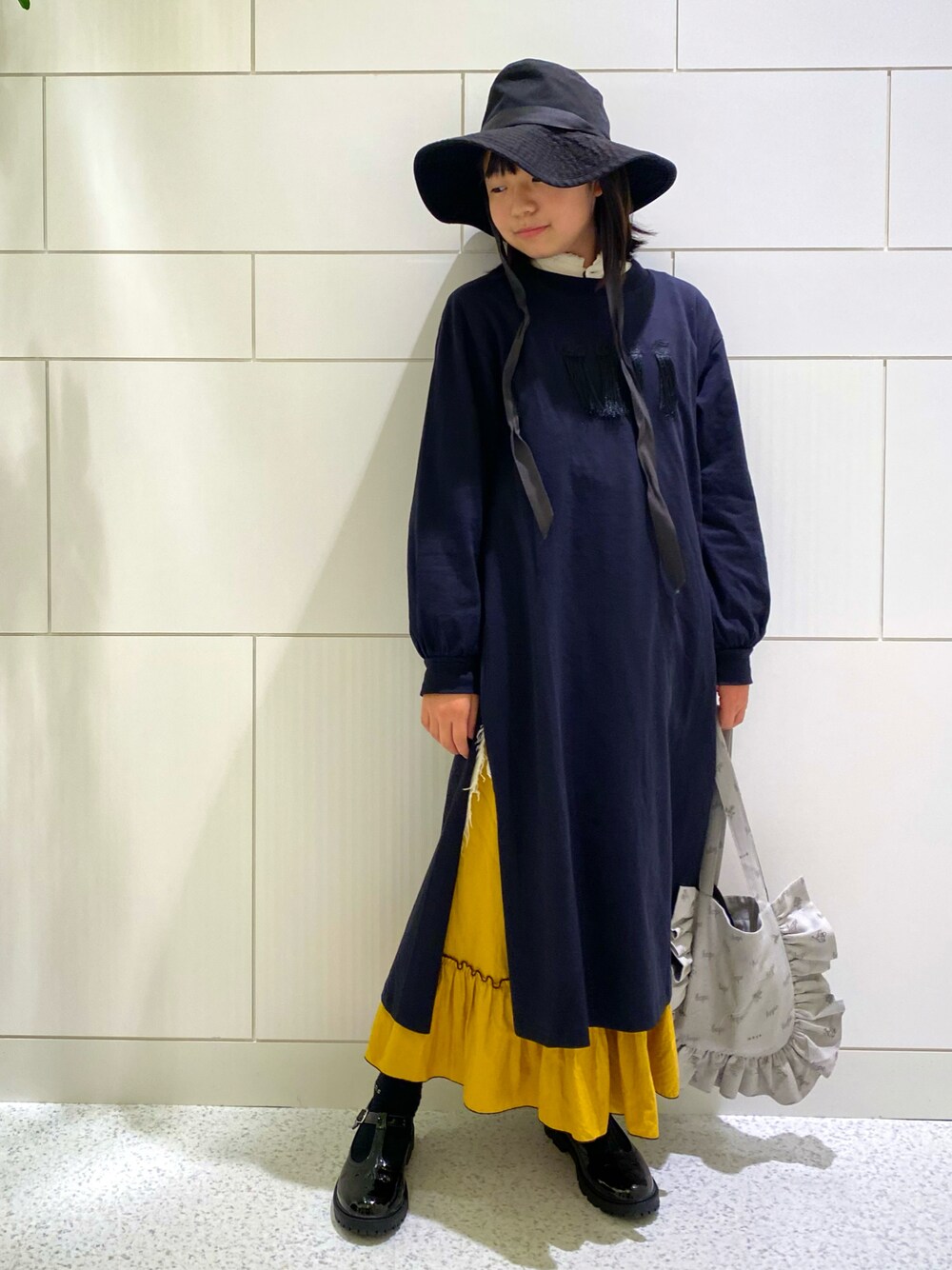 「ハット、ロングシャツ、レイヤードスタイル、ロングスカート、カジュアルコーデ、休日スタイル、スカート、マスタード、ストラップシューズ、トートバッグ」｜「GO TO HOLLYWOODのアイテム（ハット、ブラック系）」を使った、★COCO☆さん（キッズ・145cm）の秋コーディネートの1枚目の写真