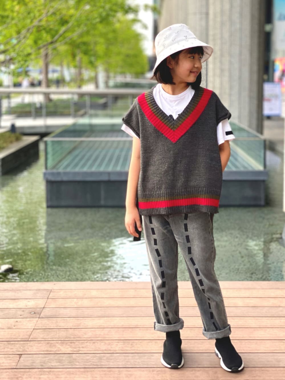 「ベスト、休日スタイル、デニムパンツ、ハイカットスニーカー、バケットハット、カジュアルコーデ、秋服準備はじめました、レイヤードスタイル、夏秋ミックス、ベストニット」｜「GRISのアイテム（デニムパンツ、ブラック系）」を使った、★COCO☆さん（キッズ・145cm）の秋コーディネートの1枚目の写真