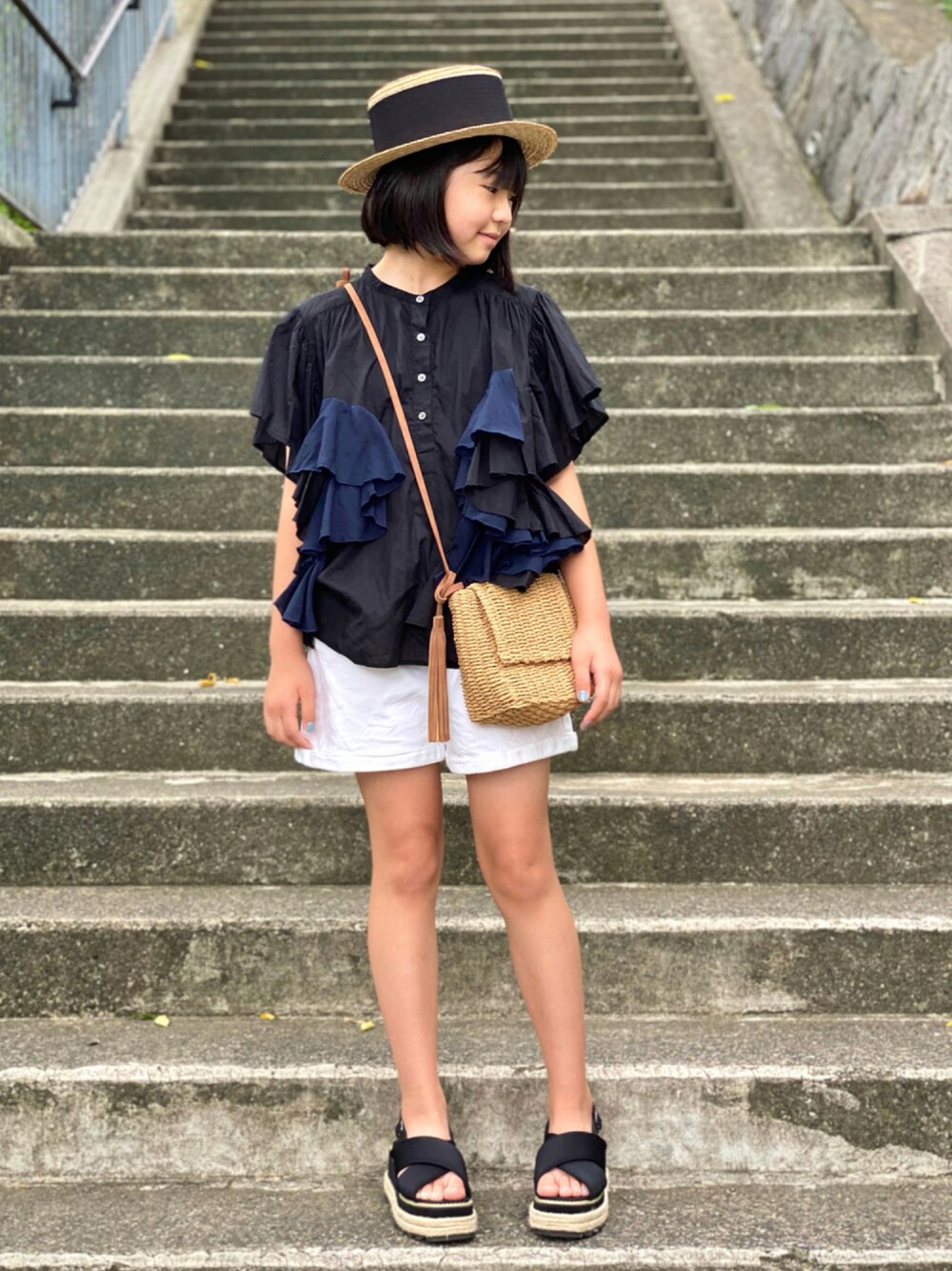 「ショートパンツ、モノトーン、カンカン帽、サンダル、ポシェット、ブラウス、フリル、休日スタイル、かごバッグ、プチプラ」｜「WILLYSのwideリボン（ハット、ベージュ系）」を使った、★COCO☆さん（キッズ・145cm）の夏コーディネートの1枚目の写真