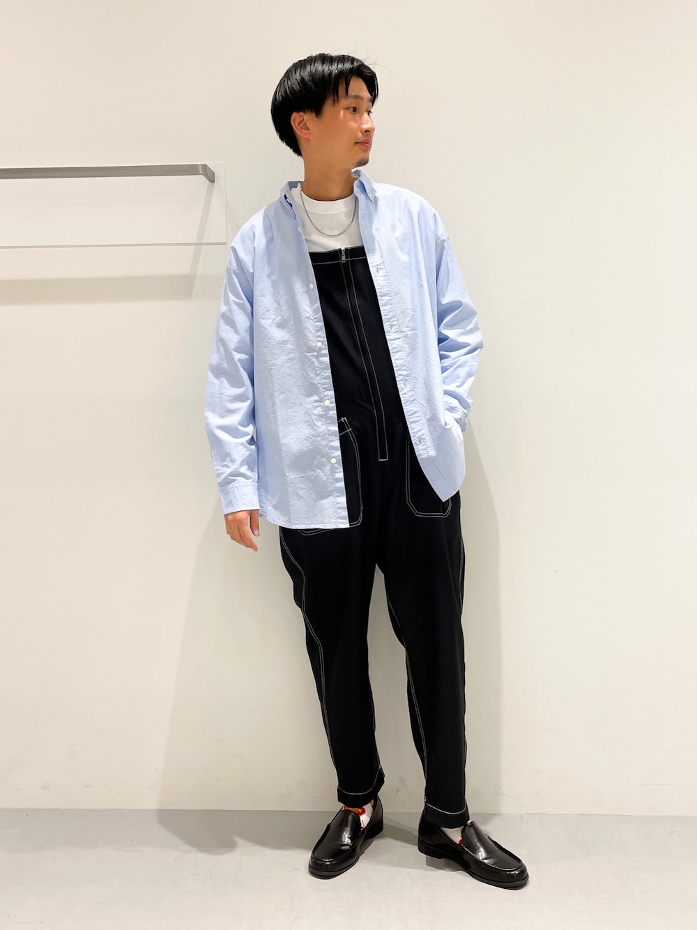 ブラック系のローファー、ブラック系のサロペット/オーバーオール、ホワイト系のTシャツ/カットソーを着用したメンズの冬コーディネートの3枚目の写真