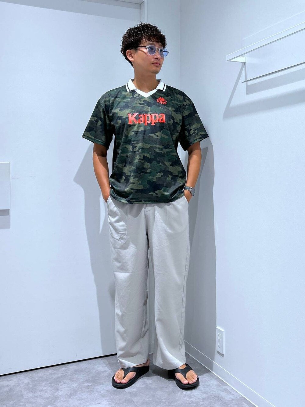 ベージュ系のその他パンツ、ブラック系のサンダル、ブルー系のサングラスを着用したメンズの夏コーディネートの1枚目の写真