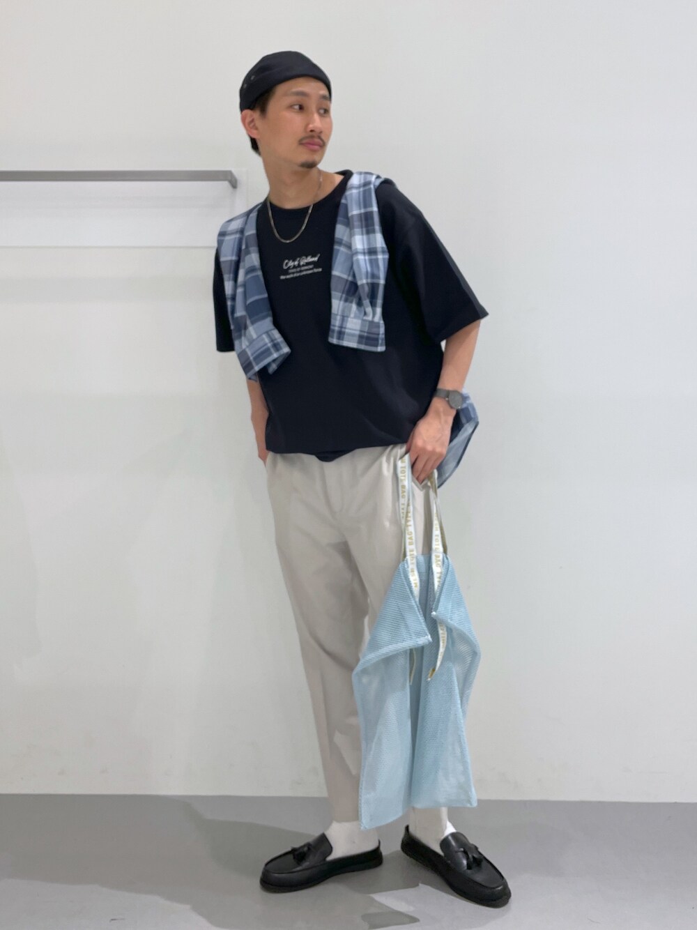 ベージュ系のその他パンツ、ブラック系のローファー、ブラック系のTシャツ/カットソーを着用したメンズの春コーディネートの3枚目の写真