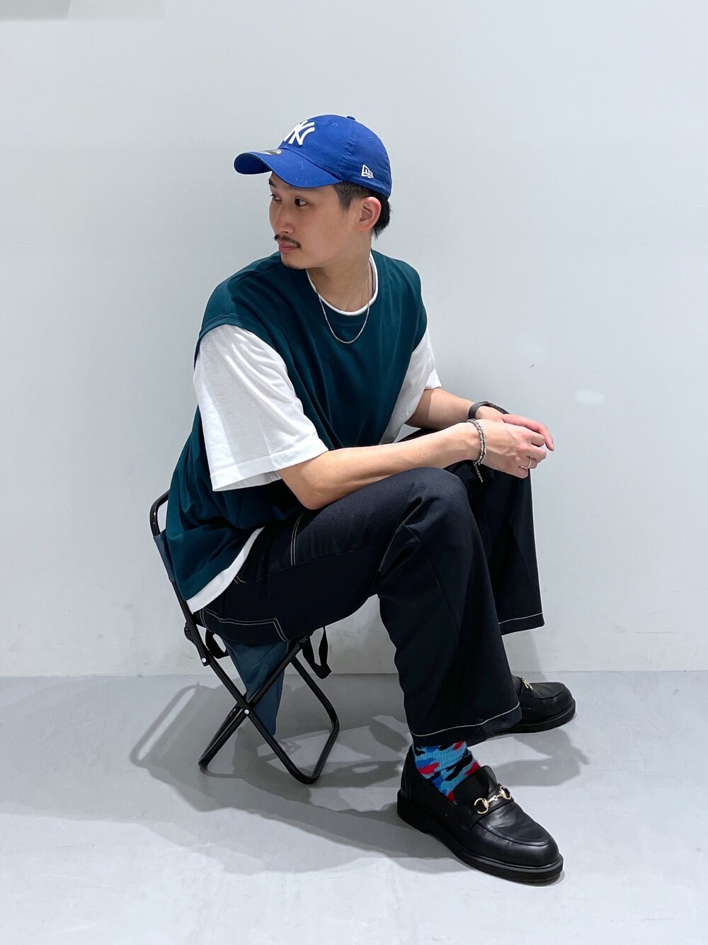 ブラック系のその他パンツ、ブラック系のローファー、グリーン系のTシャツ/カットソーを着用したメンズの春コーディネートの4枚目の写真