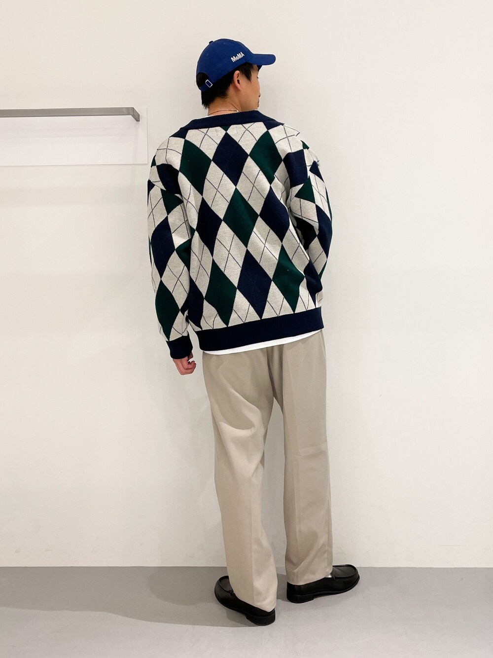 ベージュ系のその他パンツ、ブラック系のローファー、ブルー系のカーディガン/ボレロを着用したメンズの冬コーディネートの3枚目の写真