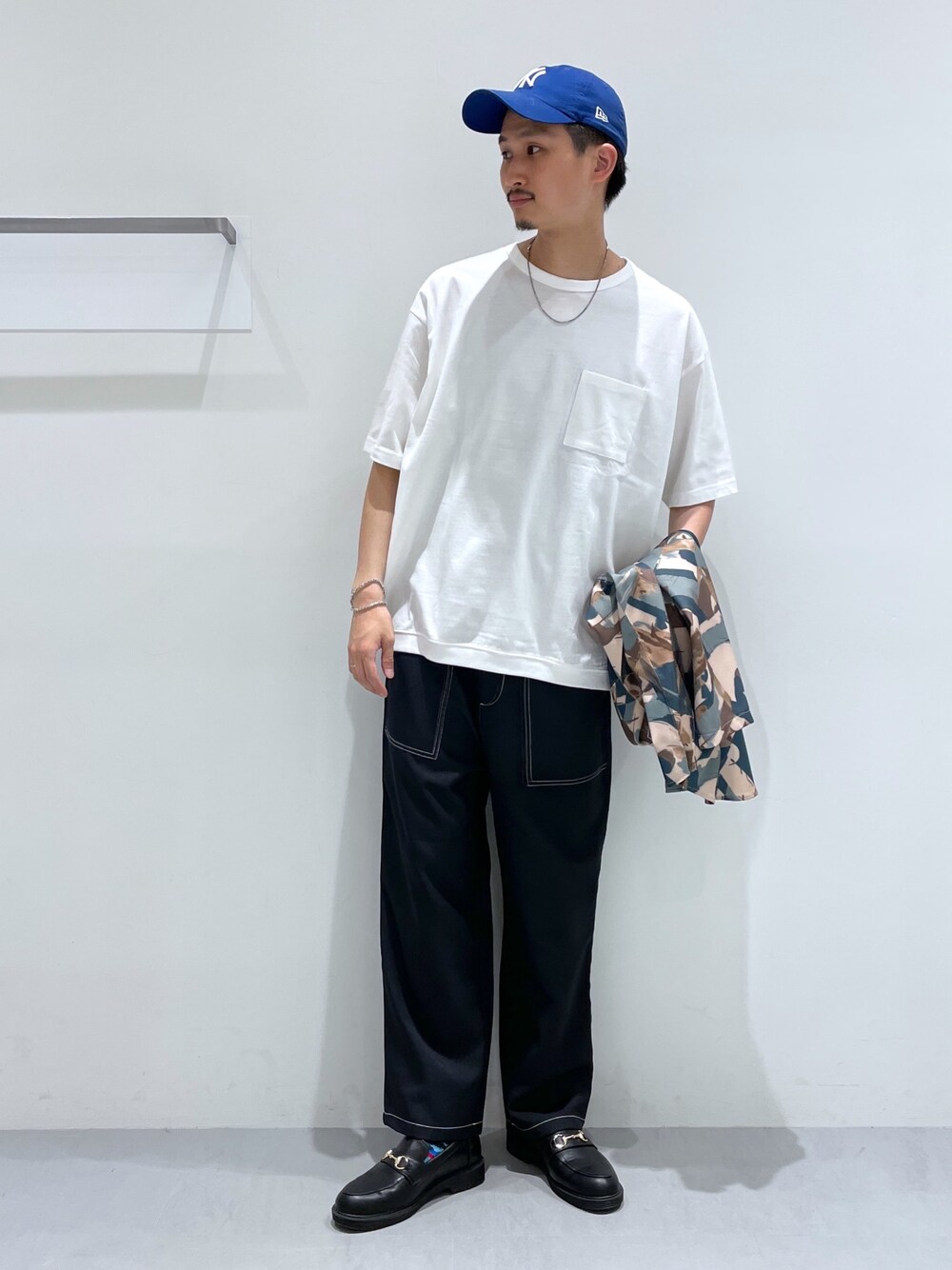 ブラック系のその他パンツ、ブラック系のローファー、グリーン系のシャツ/ブラウスを着用したメンズの春コーディネートの3枚目の写真