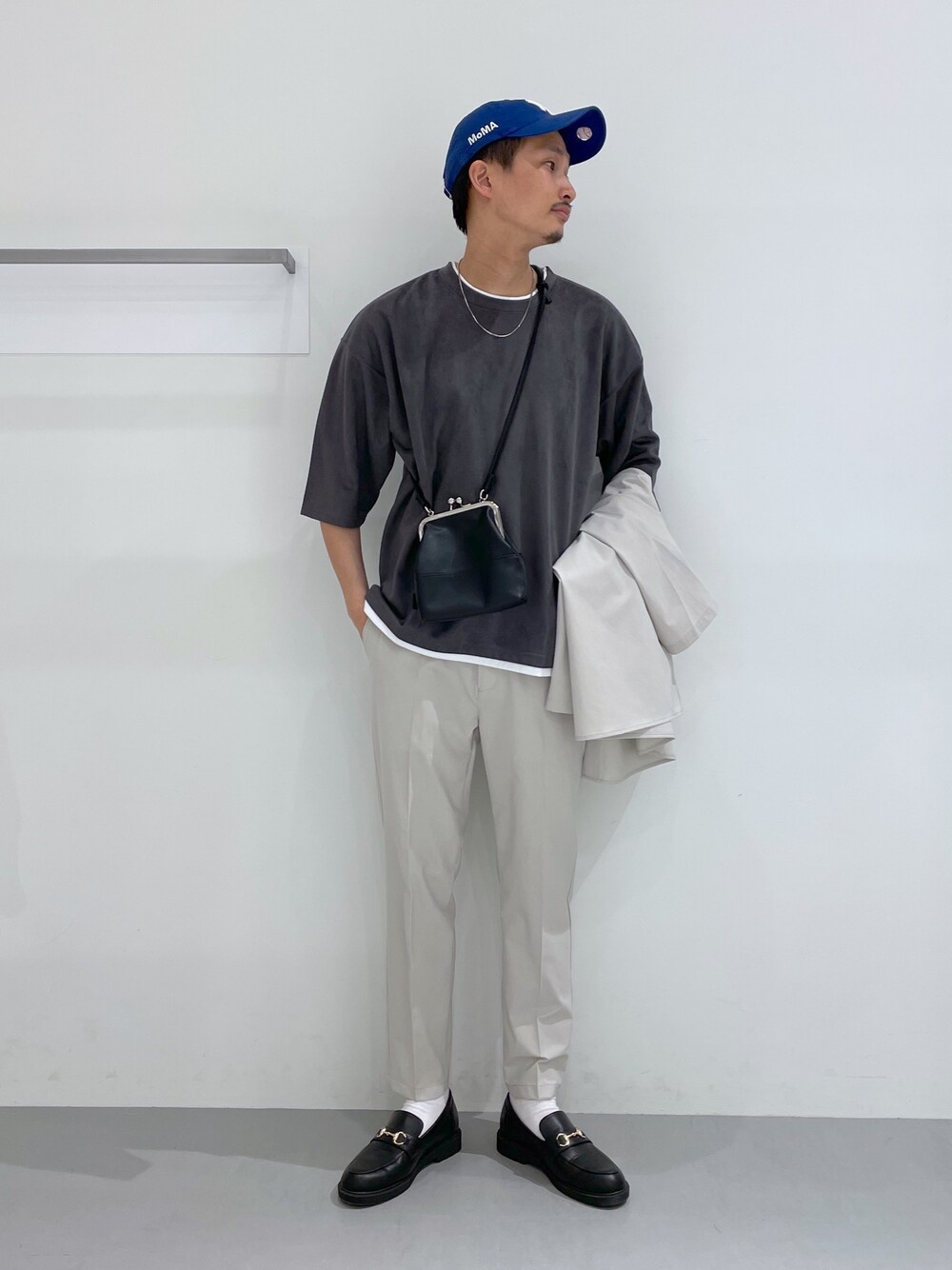 ベージュ系のその他パンツ、ベージュ系のシャツ/ブラウス、ブラック系のローファーを着用したメンズの春コーディネートの3枚目の写真