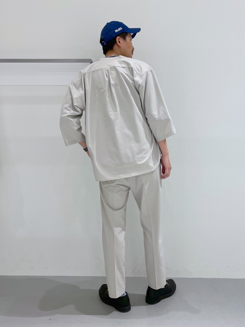 ベージュ系のその他パンツ、ベージュ系のシャツ/ブラウス、ブラック系のローファーを着用したメンズの春コーディネートの5枚目の写真