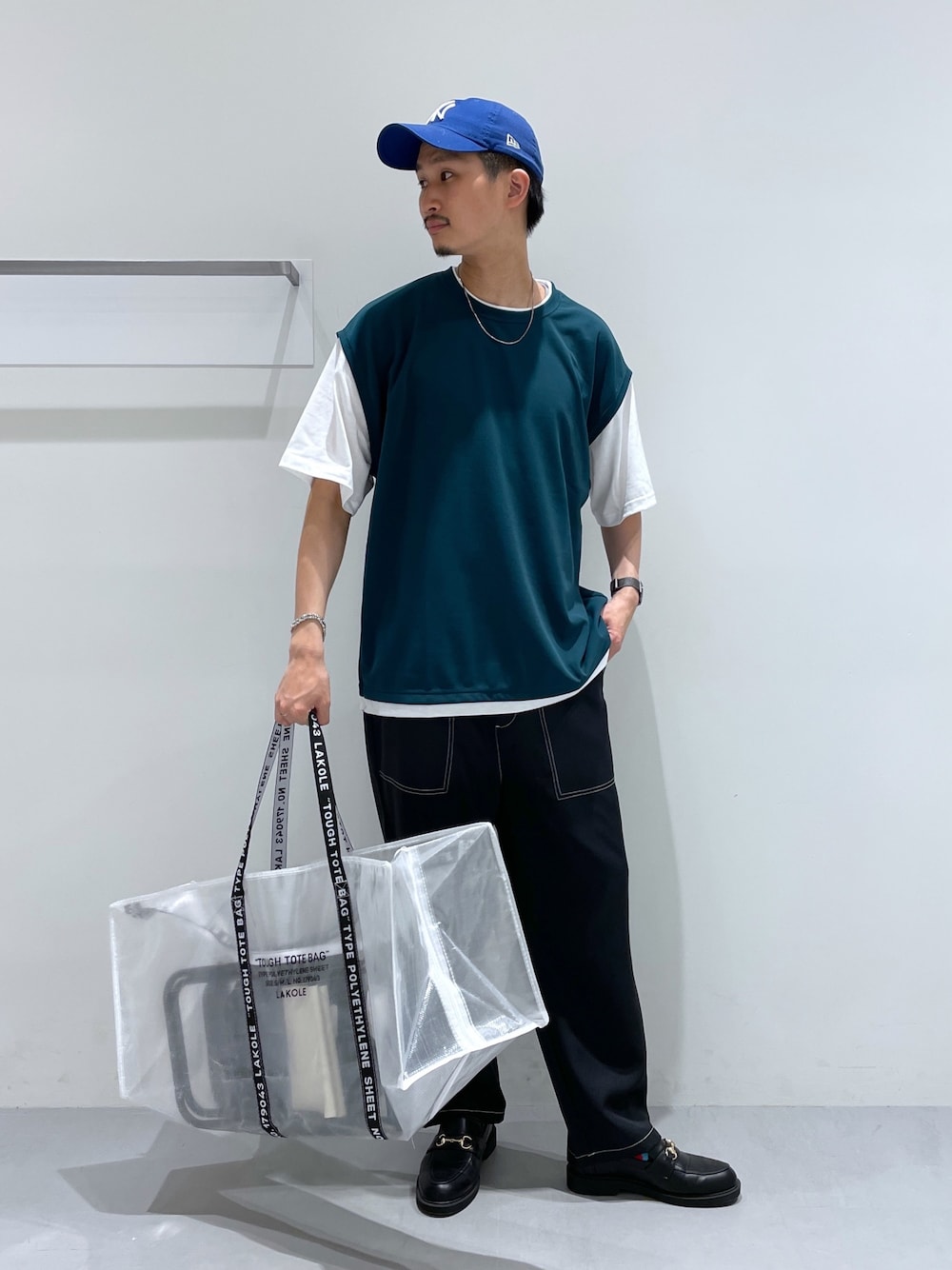 ブラック系のその他パンツ、ブラック系のローファー、グリーン系のTシャツ/カットソーを着用したメンズの春コーディネートの2枚目の写真