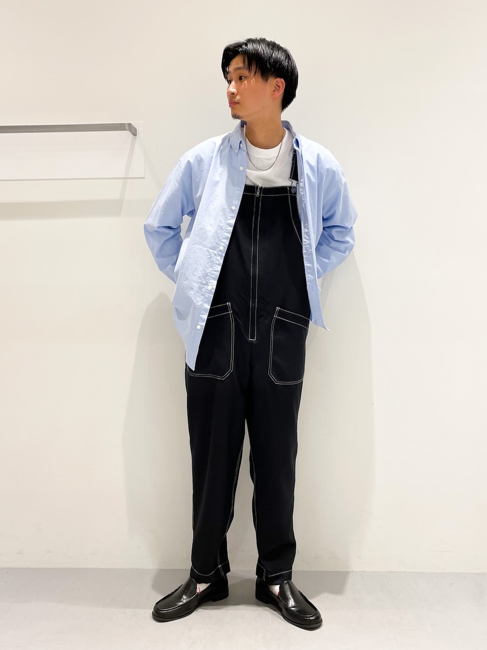 ブラック系のローファー、ブラック系のサロペット/オーバーオール、ホワイト系のTシャツ/カットソーを着用したメンズの冬コーディネートの2枚目の写真