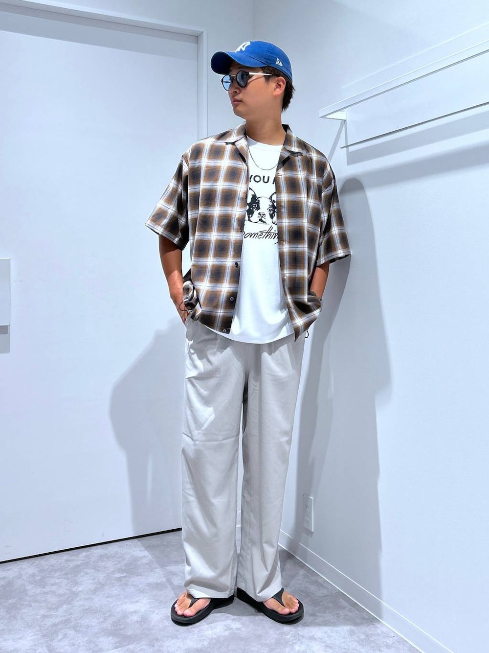 ホワイト系のTシャツ/カットソー、ベージュ系のその他パンツ、ブラウン系のシャツ/ブラウスを着用したメンズの夏コーディネートの1枚目の写真