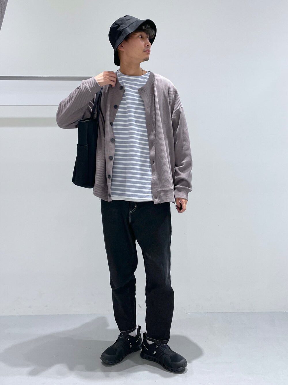 ブラック系のデニムパンツ、パープル系のTシャツ/カットソー、グレー系のカーディガン/ボレロを着用したメンズの冬コーディネートの1枚目の写真