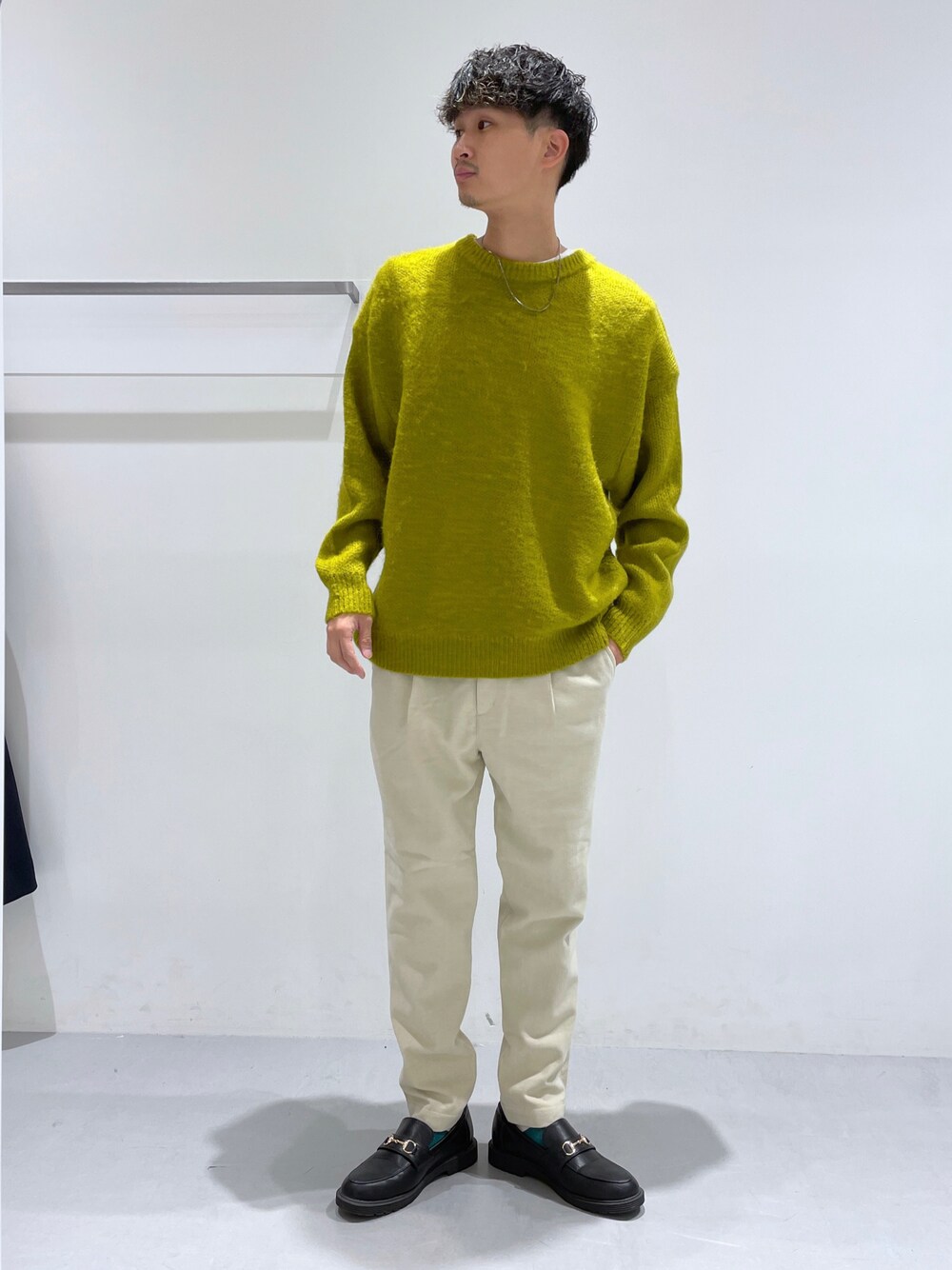 ホワイト系のその他パンツ、ブラック系のローファー、イエロー系のニット/セーターを着用したメンズの冬コーディネートの1枚目の写真