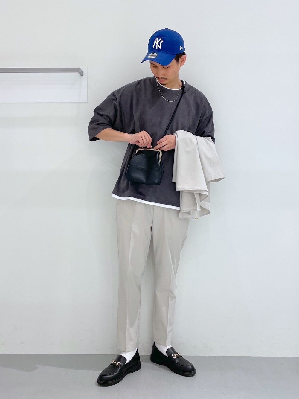 ベージュ系のその他パンツ、ベージュ系のシャツ/ブラウス、ブラック系のローファーを着用したメンズの春コーディネートの4枚目の写真