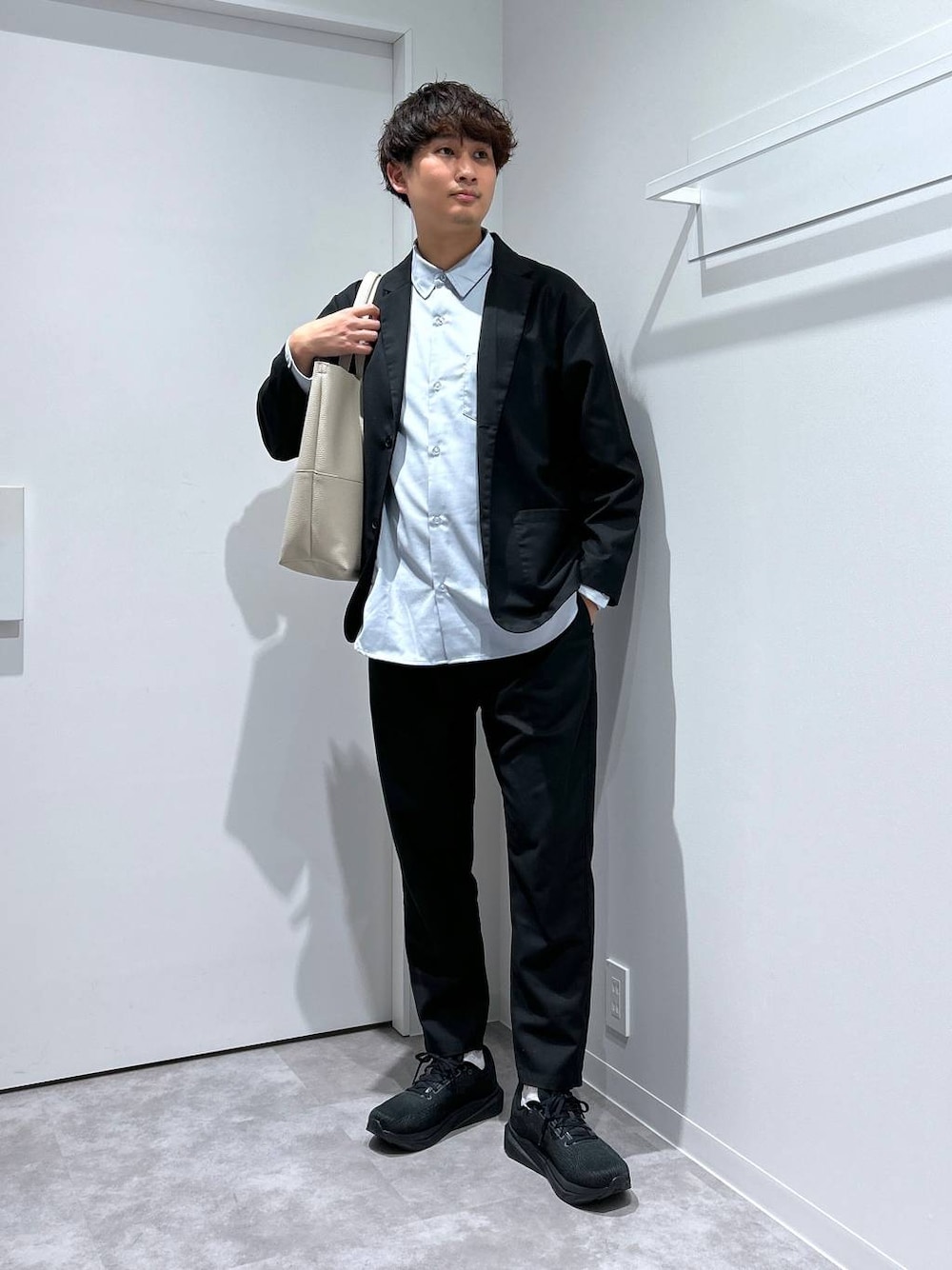 「高身長、カジュアル、女子ウケ、休日コーデ、デート/ロマンティック、ワンマイル、楽ちんコーデ、ラフ、ベーシック/シンプル、旅行、プチプラ、LAKOLE、スニーカー、セットアップ、ジャケット」｜「LAKOLEの【New Balance/ニューバランス】FuelCell Propel v5 / 103688（スニーカー、ブラック系）」を使った、Takuさん（メンズ・180cm）の冬コーディネートの1枚目の写真