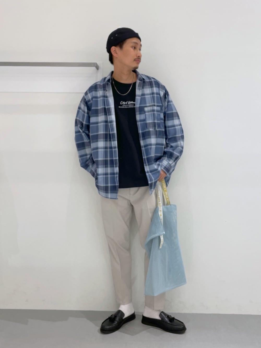 ベージュ系のその他パンツ、ブラック系のローファー、ブラック系のTシャツ/カットソーを着用したメンズの春コーディネートの4枚目の写真