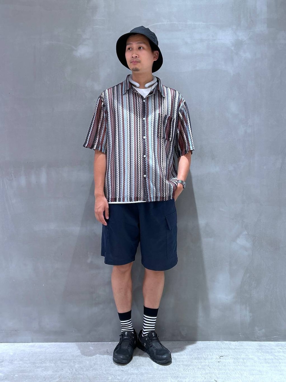 レッド系のシャツ/ブラウス、ホワイト系のTシャツ/カットソー、ブルー系のその他パンツを着用したメンズの夏コーディネートの1枚目の写真