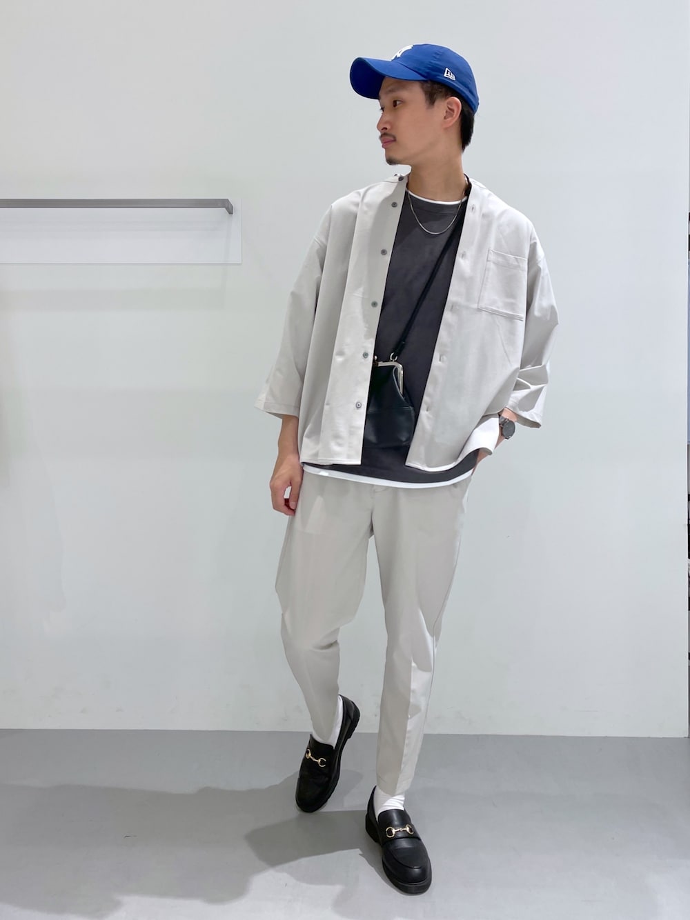 ベージュ系のその他パンツ、ベージュ系のシャツ/ブラウス、ブラック系のローファーを着用したメンズの春コーディネートの2枚目の写真