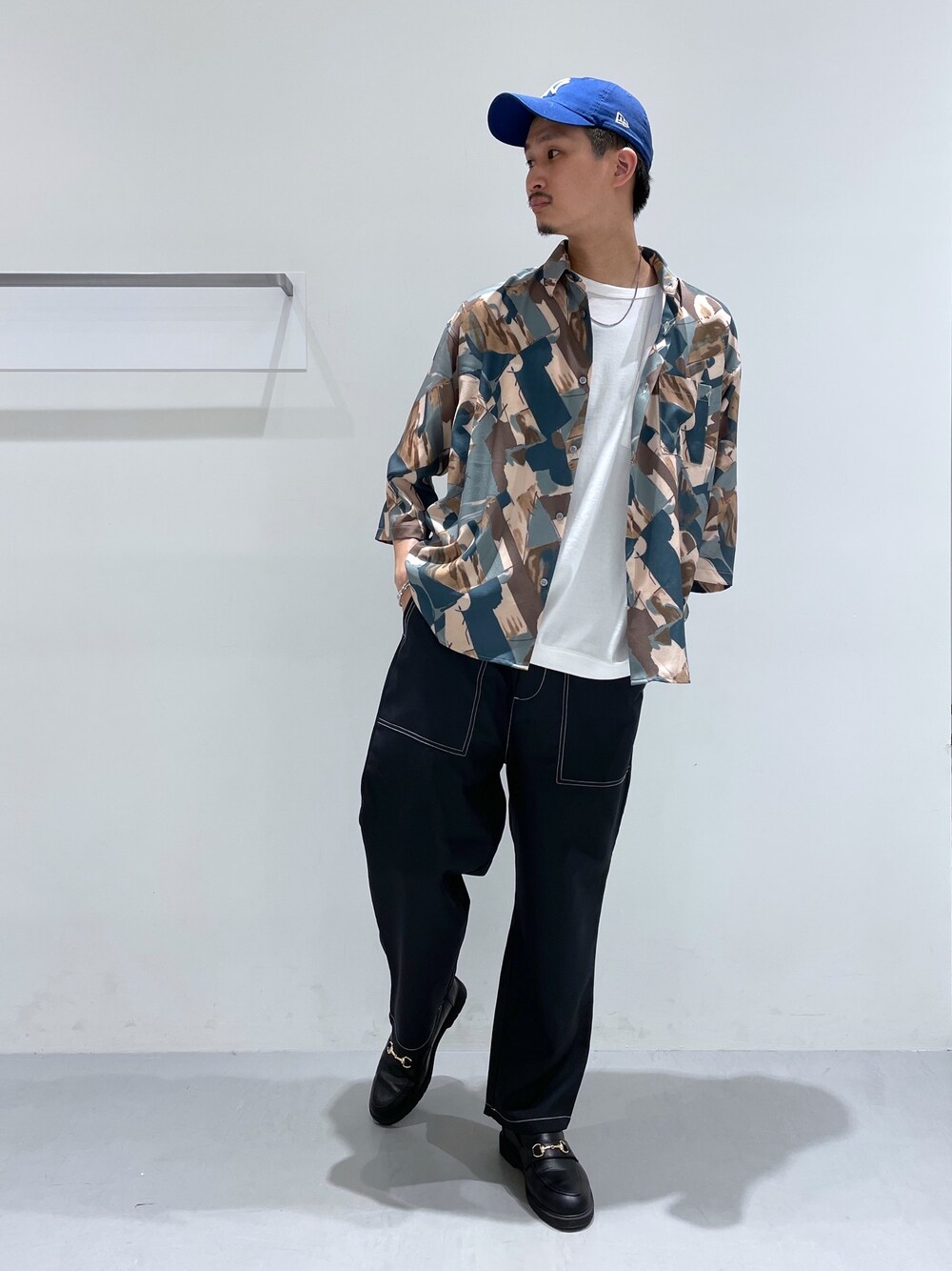 ブラック系のその他パンツ、ブラック系のローファー、グリーン系のシャツ/ブラウスを着用したメンズの春コーディネートの2枚目の写真