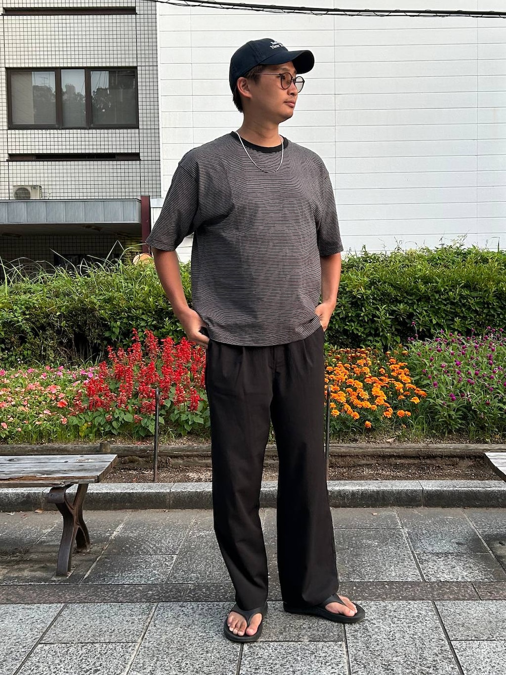 ブラック系のTシャツ/カットソー、ブラック系のその他パンツ、ブラック系のサンダルを着用したメンズの夏コーディネートの1枚目の写真
