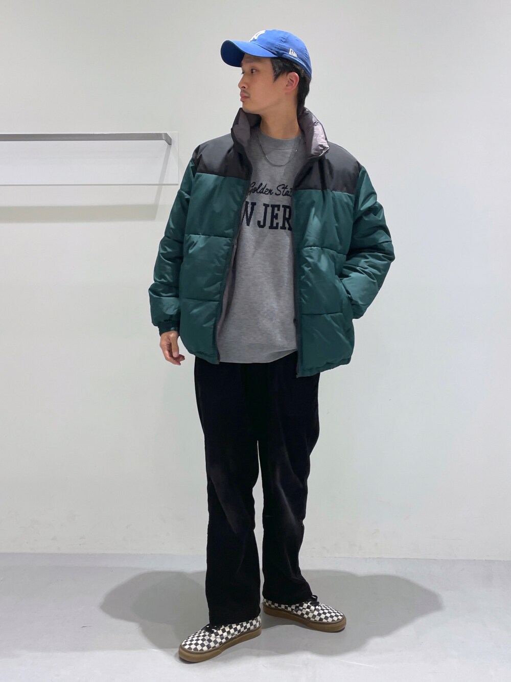 グリーン系のブルゾン、ブラック系のその他パンツ、グレー系のニット/セーターを着用したメンズの冬コーディネートの1枚目の写真