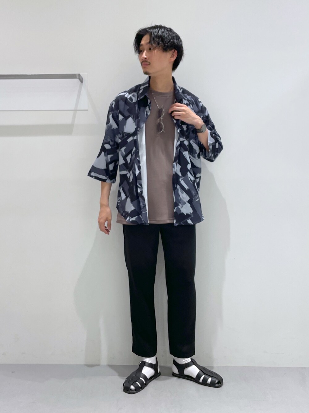 ブラック系のその他パンツ、ブラック系のサンダル、ブラック系のシャツ/ブラウスを着用したメンズの夏コーディネートの4枚目の写真