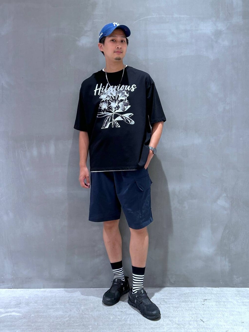 ホワイト系のTシャツ/カットソー、ブラック系のTシャツ/カットソー、ブルー系のその他パンツを着用したメンズの夏コーディネートの1枚目の写真
