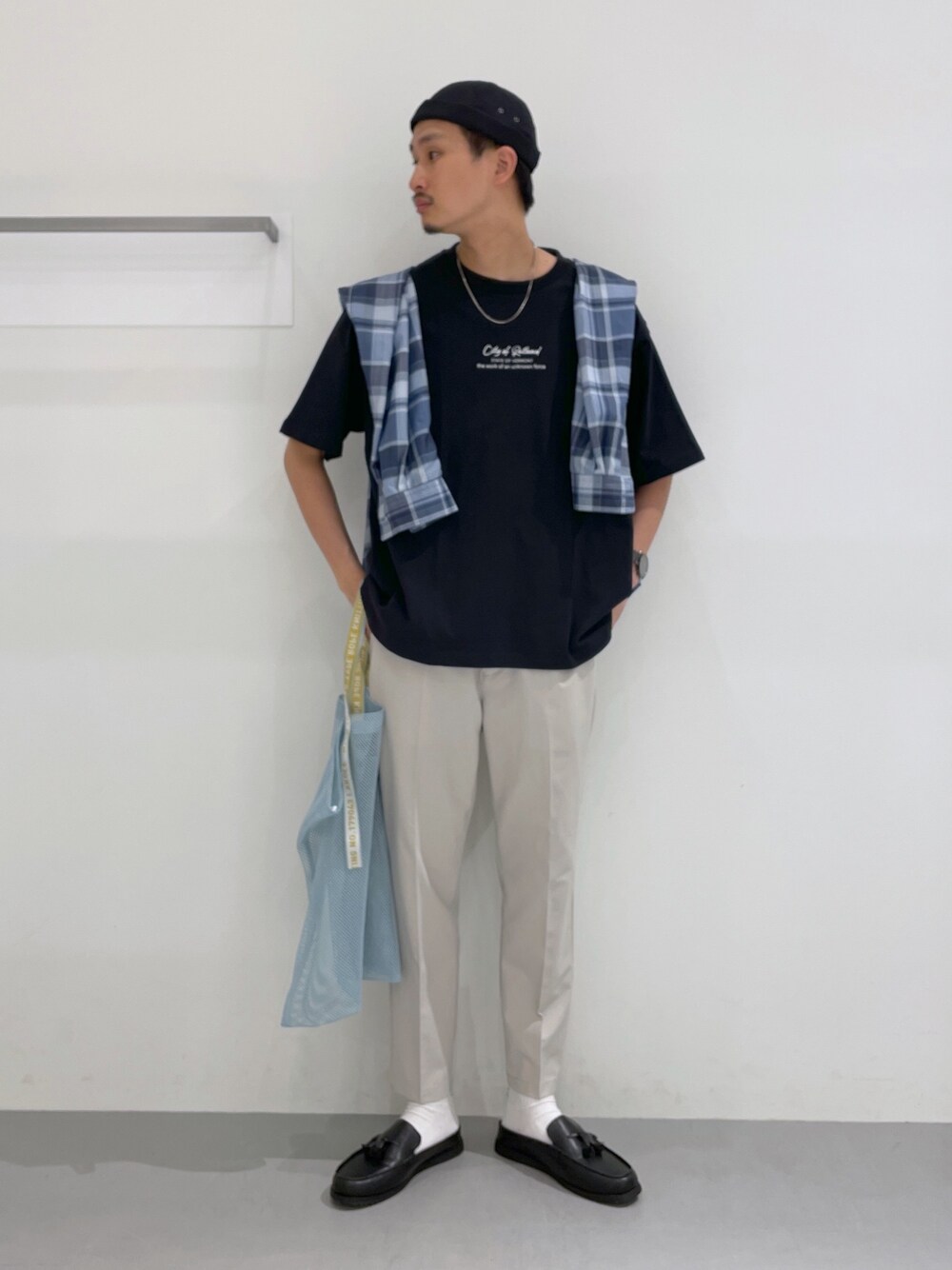 ベージュ系のその他パンツ、ブラック系のローファー、ブラック系のTシャツ/カットソーを着用したメンズの春コーディネートの2枚目の写真