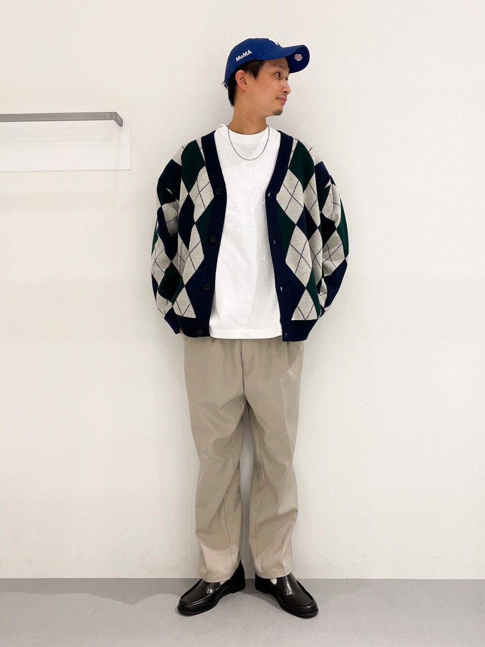 ベージュ系のその他パンツ、ブラック系のローファー、ブルー系のカーディガン/ボレロを着用したメンズの冬コーディネートの2枚目の写真