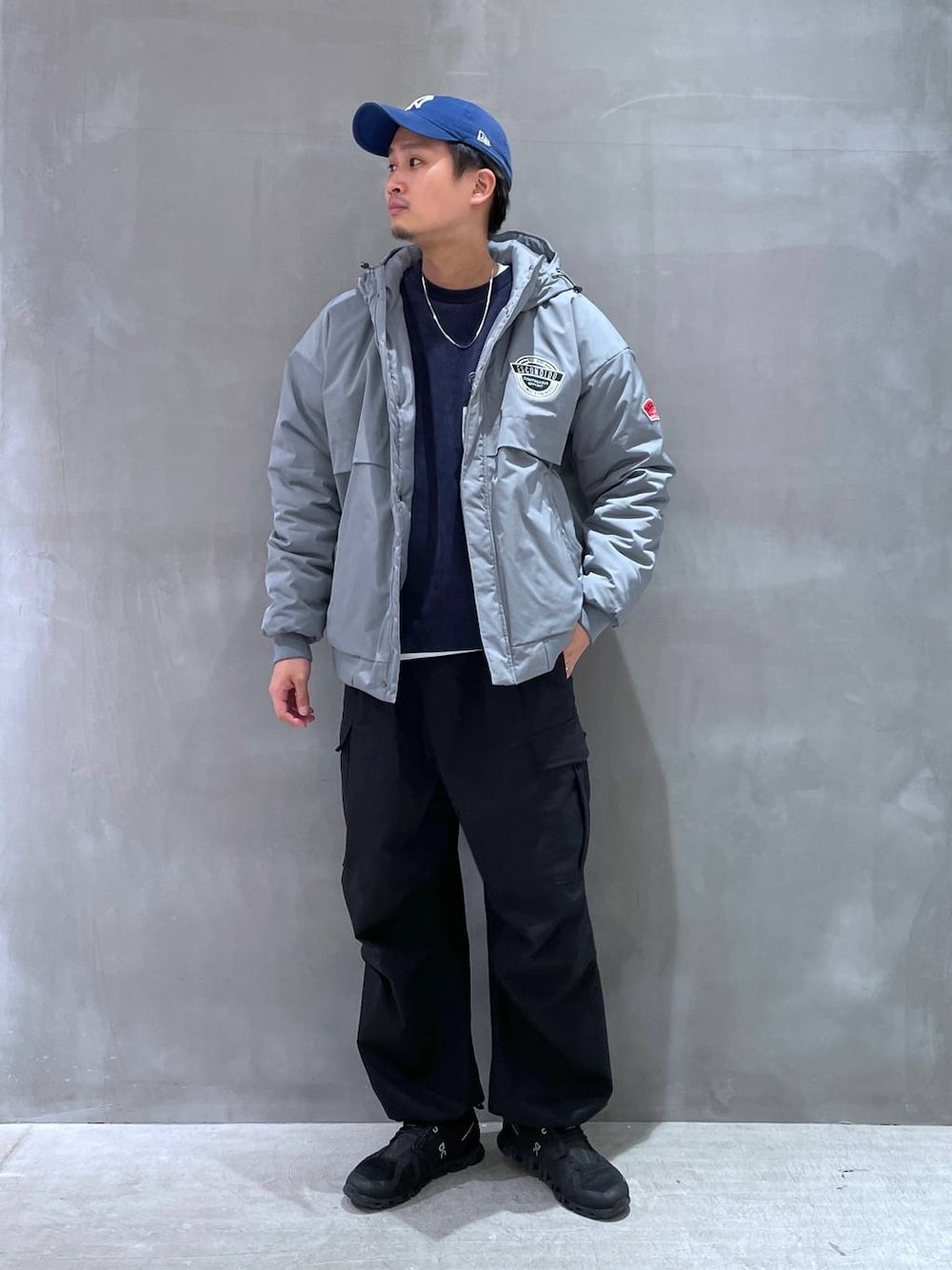 ブラック系のカーゴパンツ、ブルー系のその他トップスを着用したメンズの冬コーディネートの1枚目の写真