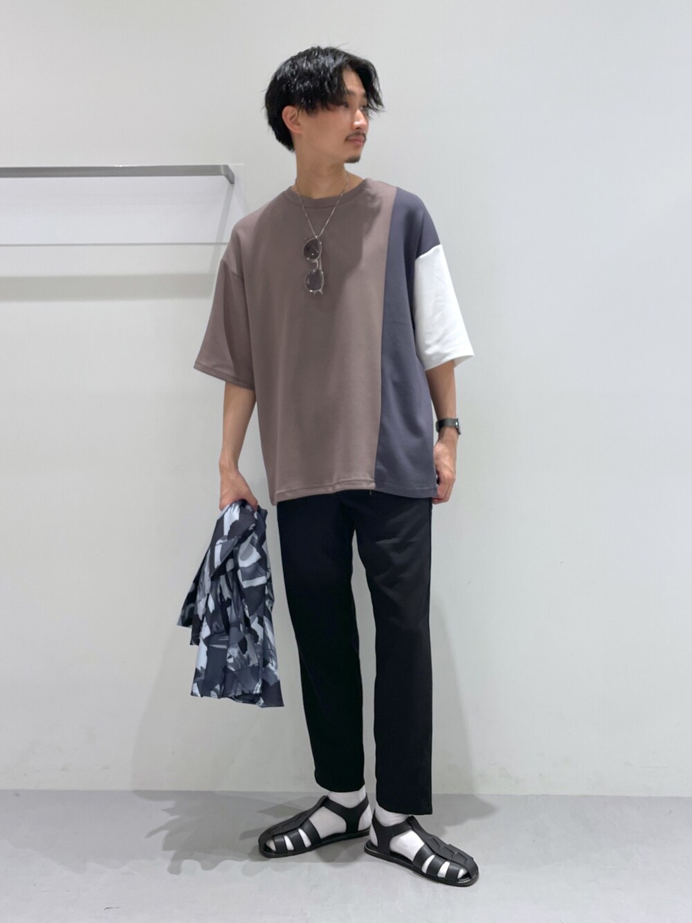 ブラック系のその他パンツ、ブラック系のサンダル、ブラック系のシャツ/ブラウスを着用したメンズの夏コーディネートの2枚目の写真