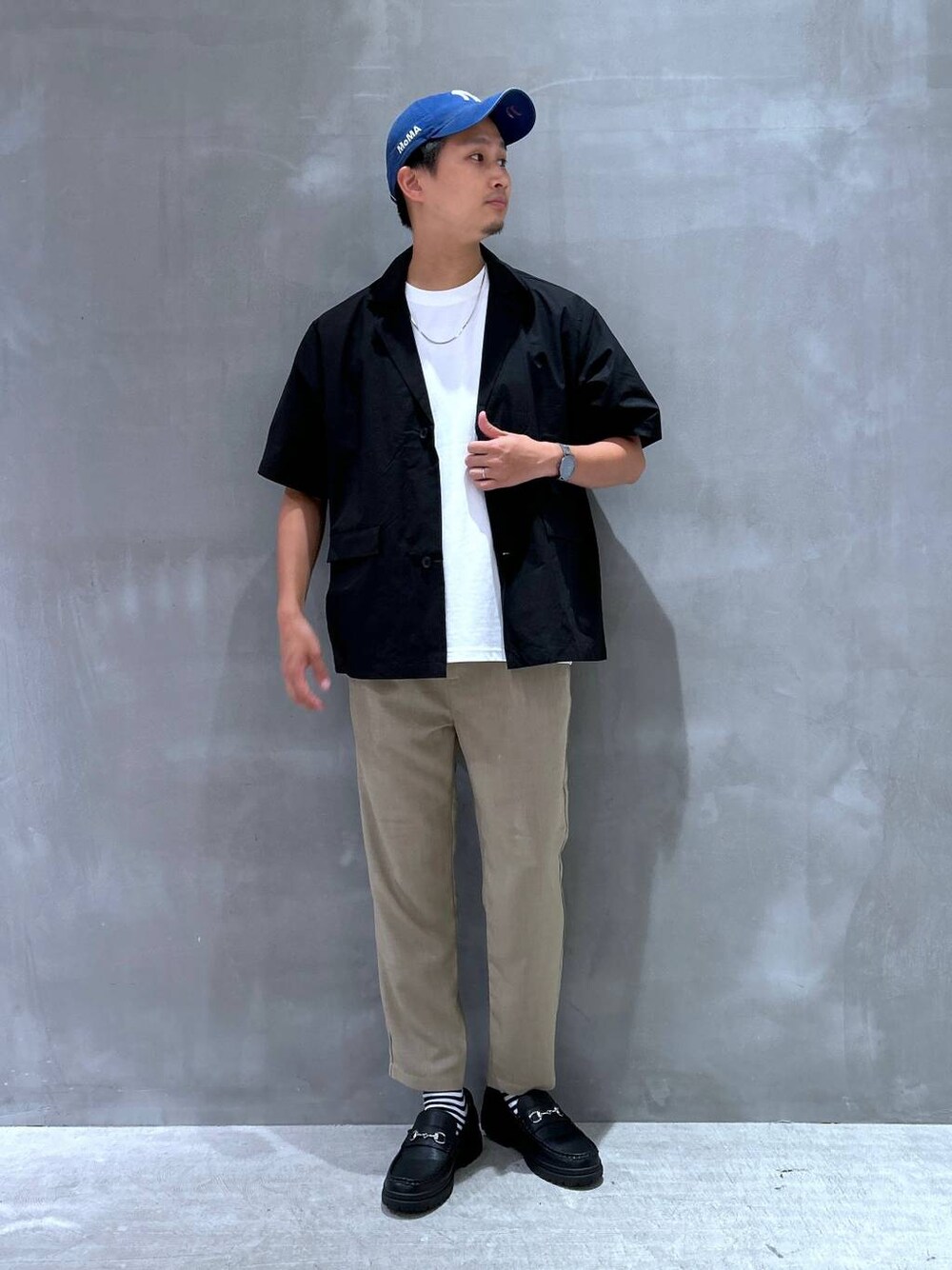 ホワイト系のTシャツ/カットソー、ブラック系のローファー、ベージュ系のその他パンツを着用したメンズの夏コーディネートの1枚目の写真