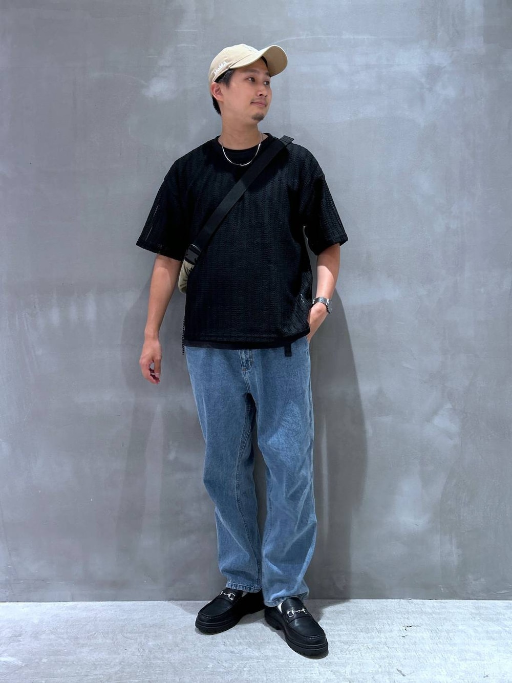 グレー系のショルダーバッグ、ブラック系のローファー、ブラック系のTシャツ/カットソーを着用したメンズの夏コーディネートの1枚目の写真