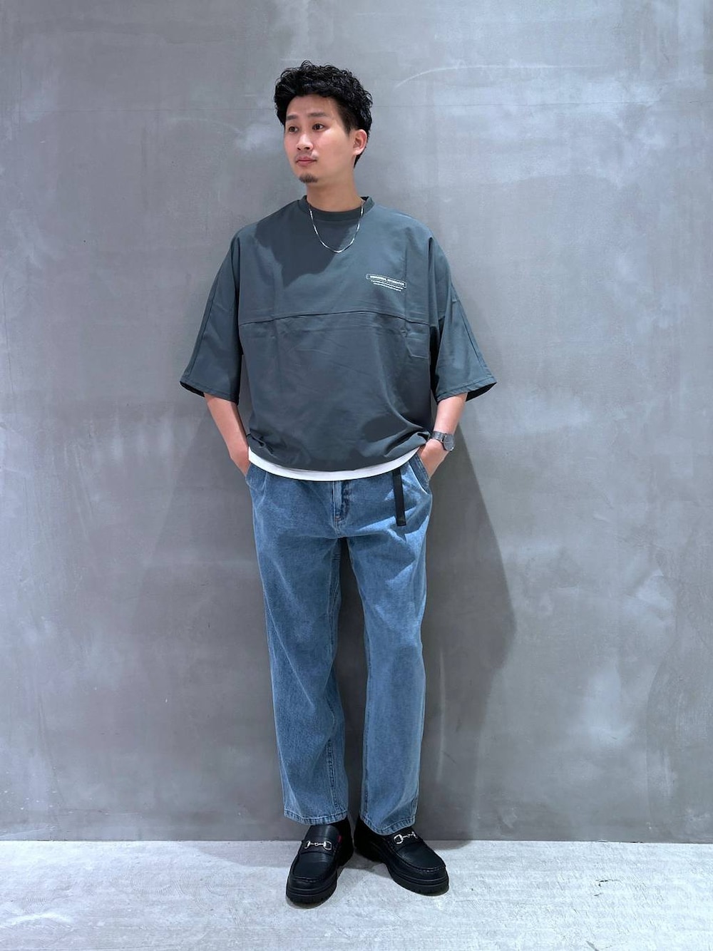 グリーン系のTシャツ/カットソー、ホワイト系のTシャツ/カットソー、ブルー系のデニムパンツを着用したメンズの夏コーディネートの1枚目の写真