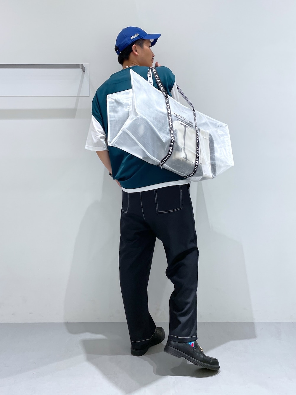 ブラック系のその他パンツ、ブラック系のローファー、グリーン系のTシャツ/カットソーを着用したメンズの春コーディネートの3枚目の写真