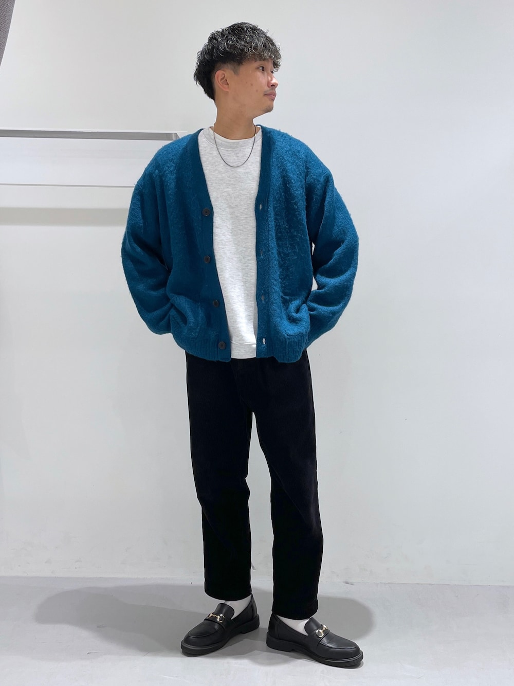ブラック系のその他パンツ、ブラック系のローファー、ブルー系のカーディガン/ボレロを着用したメンズの冬コーディネートの1枚目の写真