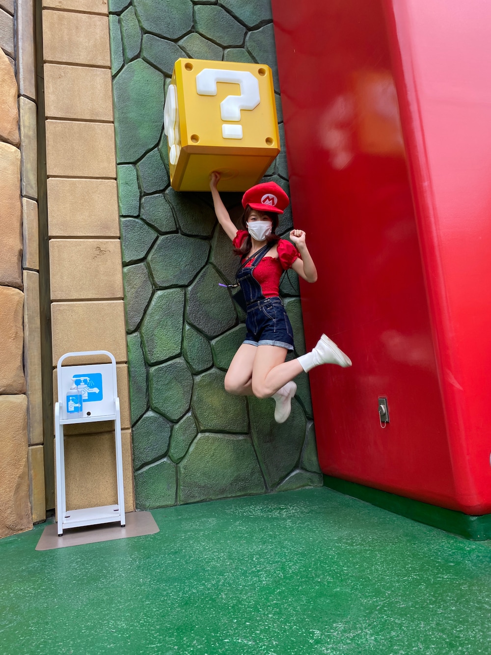 「マリオ、遊園地」｜「SHOPLISTのアイテム（トップス、レッド系）」を使った、ぺいさん（レディース・163cm）の秋コーディネートの1枚目の写真