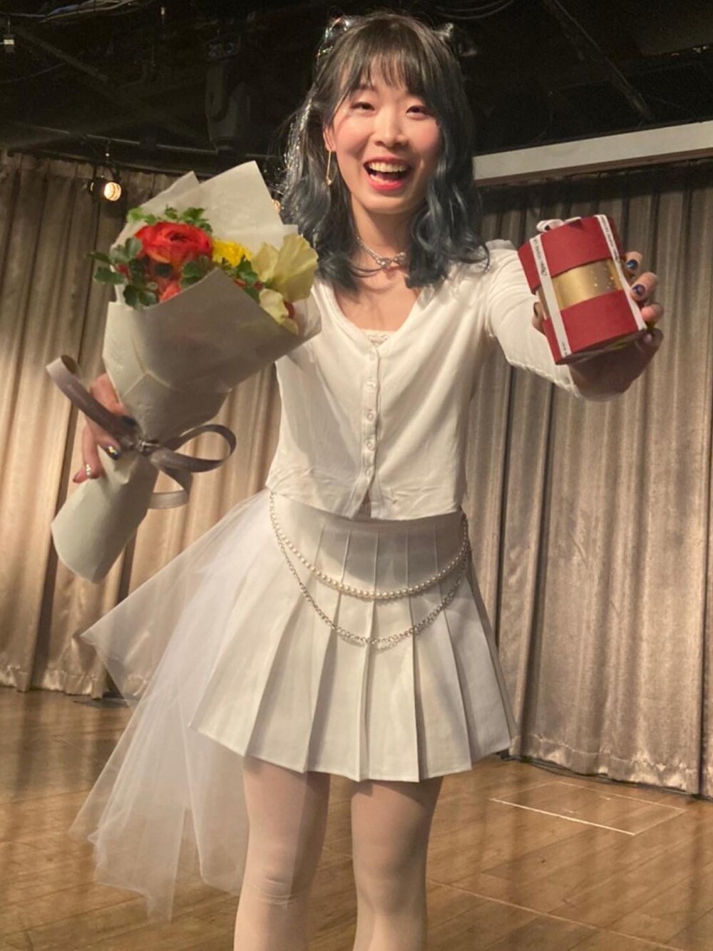 「SHOPLISTのアイテム（スカート、ホワイト系）」を使った、ぺいさん（レディース・163cm）の秋コーディネートの1枚目の写真