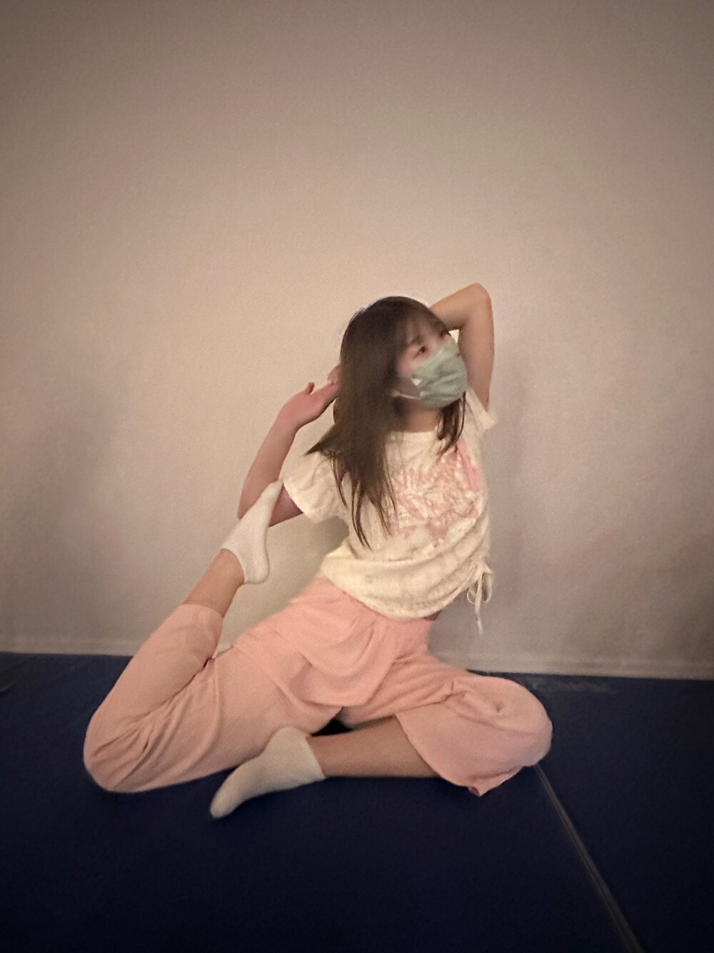 「taobaoのアイテム（Tシャツ/カットソー、ベージュ系）」を使った、ぺいさん（レディース・163cm）の秋コーディネートの1枚目の写真