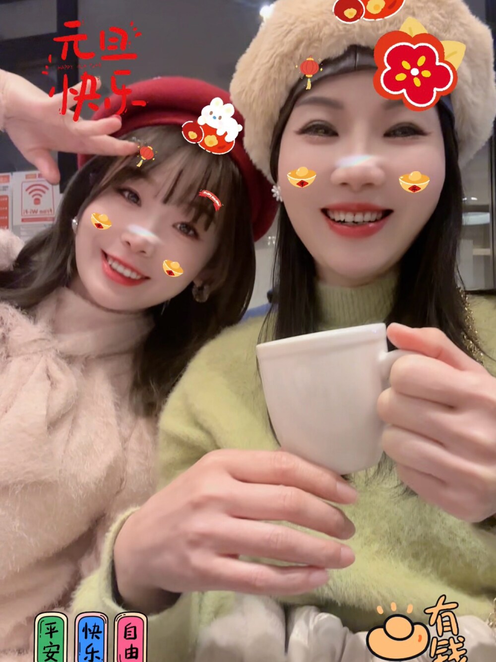 「LILY BROWNのアイテム（トップス、ピンク系）」を使った、ぺいさん（レディース・163cm）の冬コーディネートの1枚目の写真