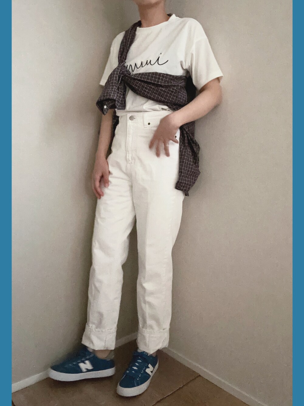 「ネイビー、ネイビー×ホワイト、New Balance、デニム、白デニム、チェックシャツ、大人カジュアル、スニーカー」｜「Mila Owenのハイウエストセンタープレスデニムパンツ（デニムパンツ、ホワイト系）」を使った、uchi!さん（レディース・162cm）の春コーディネートの1枚目の写真
