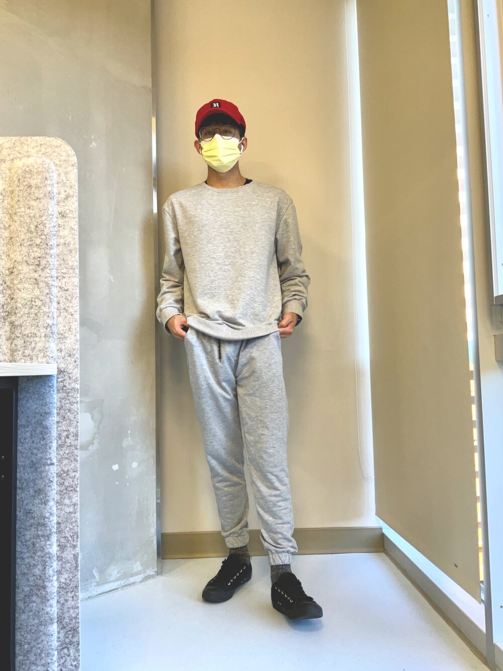 「TOMMY HILFIGERのアイテム（キャップ、レッド系）」を使った、Myles さん（メンズ・173cm）の冬コーディネートの1枚目の写真
